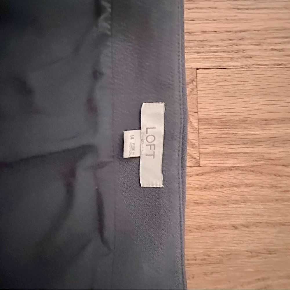 Loft skirt in gray, fully lined, Size 14.  Great condition. - Picture 3 of 3